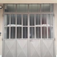 Portone garage con automatismo elettrico
