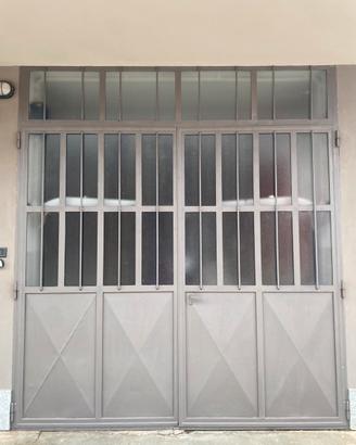 Portone garage con automatismo elettrico