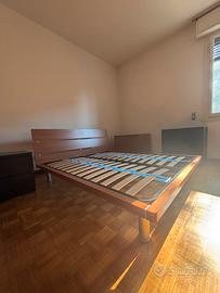 Letto, armadio e cassettiera in legno