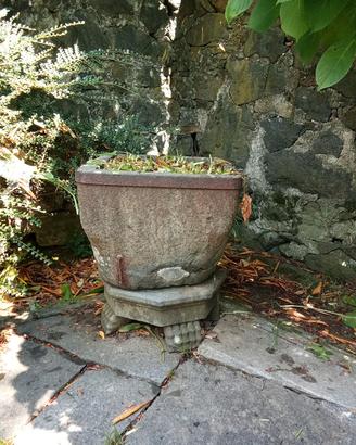 Vaso antico in pietra