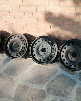 Cerchi in ferro Nissan