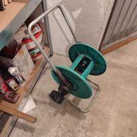 Carrello per tubo a giardino