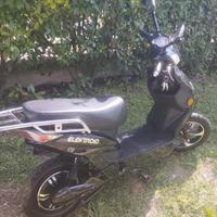 Scooter a pedali elettrico 