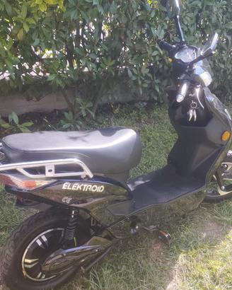 Scooter a pedali elettrico 