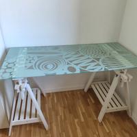 scrivania in vetro con cavalletti 