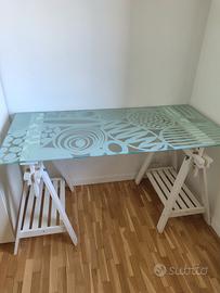 scrivania in vetro con cavalletti 