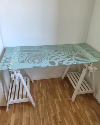 scrivania in vetro con cavalletti 