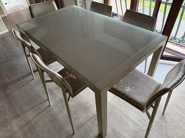 Tavolo moderno con sedie