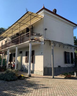 Casale con giardino