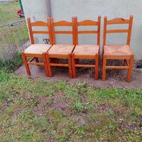 Quattro sedie in legno 