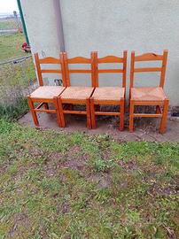 Quattro sedie in legno 