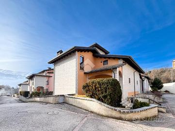 VILLA A SCHIERA A L'AQUILA