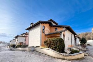 VILLA A SCHIERA A L'AQUILA