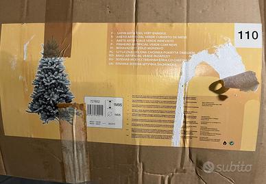 Albero di natale innevato