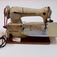 Macchina da cucire HELVETIA elettrica. Funzionante