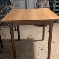 TAVOLO QUADRATO IN LEGNO