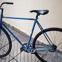 bicicletta con freno contro pedale