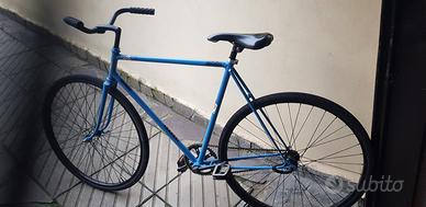 bicicletta con freno contro pedale