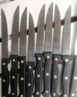 9 coltelli IKEA nuovi mai usati modello seghettati