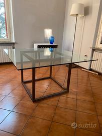 Tavolo quadrato piano in cristallo e base cubica