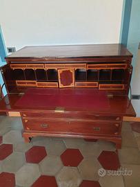 Cassettone Antico - Canterano  con ribalta .