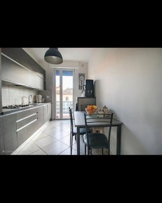 cucina lineare, mobile dispensa e blocco con forno