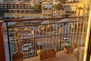 Stanza in famiglia, bagno e cucina in comune