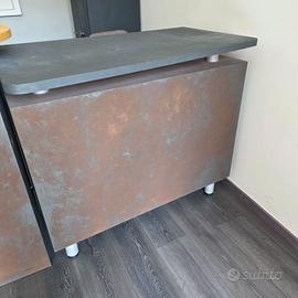 Bancone negozio con scaffali