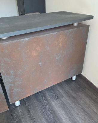 Bancone negozio con scaffali