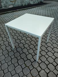 tavolo e sedie in legno 