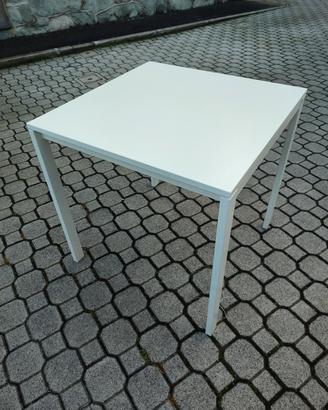 tavolo e sedie in legno 