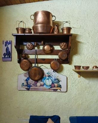 Mobile in legno + Pentole Rame Antiche