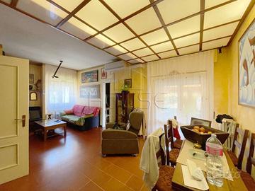 Appartamento di 150 m² con 3 locali e box auto a S