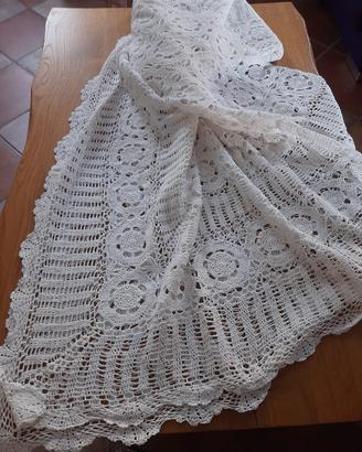 Copriletto fatto all'uncinetto 