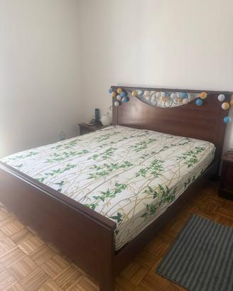 Letto classico in legno con comodini e cassettiera