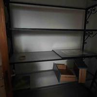 scaffale in ferro battuto con ripiani in vetro