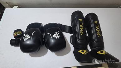 attrezzatura Muay Thai o boxe 