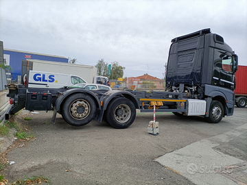 Motrice portacontainer