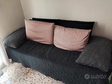 letto singolo a divano con cuscini 