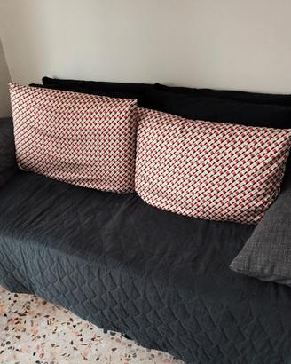 letto singolo a divano con cuscini 