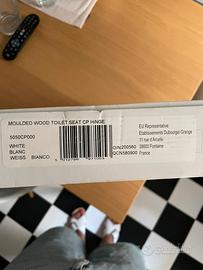 Copriwater bianco in legno.