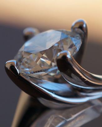 Anello Solitario Oro Bianco con Diamante Naturale