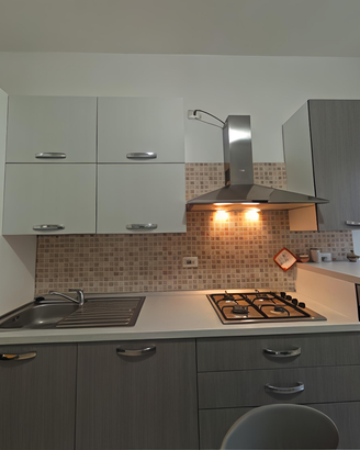 Cucina completa, Elettrodomestici, Tavolo e sedie