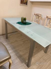 Tavolo in cristallo allungabile e sedie legno