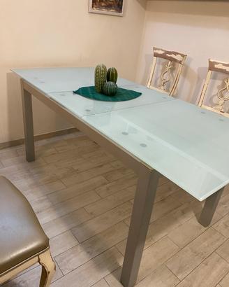 Tavolo in cristallo allungabile e sedie legno