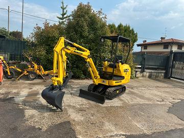 E237 - Escavatore 15 q Komatsu PC15 con pinza