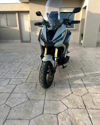 Honda XADV 750 DCT Anno 2022 pari al nuovo