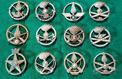 Militaria: lotto fregi da basco Esercito Italiano 