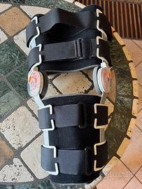 tutore articolato di ginocchio post operazione.