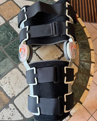 tutore articolato di ginocchio post operazione.